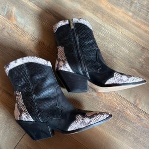 Like New Vince Camuto black Leather/Snake Skin Boots 7.5